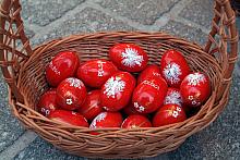 Pisanki - i te prawdziwe, i te drewniane - można zdobić na rozmaite sposoby. 