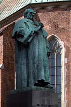 Kwiaty pod pomnikiem Józefa Dietla