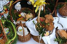 Wokół "albertyńskiego" stołu stanęły koszyczki, które przynieśli krakowianie...