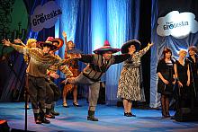 Stanisław Bisztyga na melodię "Niebo skapi suchej ziemi kropli deszczu" wykonał pieśń zaczynającą się od słów:
"