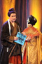 Paweł Graś w stroju samuraja wykonał "Balladę o Cysorzu i Prezydencie" autorstwa Mariusza Parlickiego.