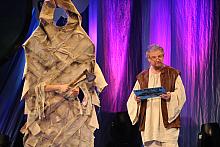 Zbigniew Wassermann śpiewał:
"Era Wodnika to taka era
Co ludziom rozum całkiem odbiera
I wielu czuje siłę znachora
Ludz