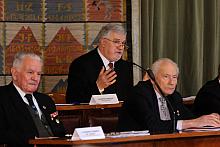 Przekazanie "Sztafety Pokoleń" na ręce Pana Adama Ršpalskiego, Dyrektora Muzeum Armii Krajowej w Krakowie przez pułkow