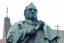 Kwiaty pod pomnikiem Józefa Dietla