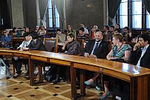 Zgromadzone w sali międzynarodowe towarzystwo jeszcze nie wie, że zdobywcą Krakowskiej Nagrody Filmowej będzie Sebastian Silva, 