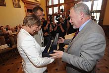 ...przedstawiciele której - podobnie jak i pozostali nagrodzeni - odebrali dyplom i berło...