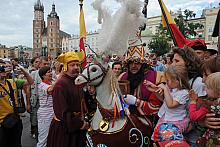 ...gdyż wszyscy, chętnie wrzucali pieniążki do lajkonikowego koszyczka.