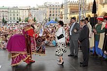 Groźnego Tatarzyna powitała, w imieniu władz Stołecznego Królewskiego Miasta Krakowa, Elżbieta Lęcznarowicz, Zastępca Prezydenta