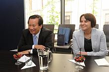 Delegacji z Hanoi towarzyszyli: Nguyen Van Xuong, Ambasador Wietnamu w Warszawie, Nguyen Van Thiem, Radca Amabasady ds. Ekonomic