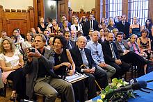 Podpisanie nastąpiło w obecności licznej grupy mieszkańców San Francisco.