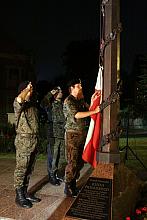 Wciągnięto na maszt biało-czerwoną flagę...