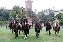 Następnie uformował się pochód,
w którym uczestniczyli kawalerzyści z grup rekonstrukcyjnych.