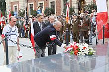 Jako pierwsi złożyli kwiaty kombatanci...