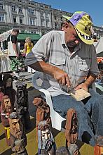 Artysta z Kielc, Marek Żak na oczach widzów wyczarowywał swoje rzeźby i płaskorzeźby...