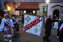 Po mszy świętej w Bazylice Mariackiej uczestnicy uroczystości...