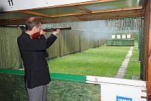 ...który oddał do tarczy strzał z broni czarnoprochowej.