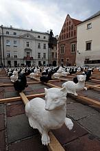 Uniesienie łapki, kaprys wielkiego Leonarda, czy tajemnicy znak?