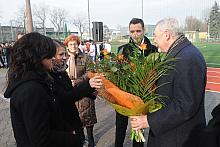 Podziękowania i kwiaty od uczniów, rodziców i grona pedagogicznego.