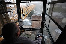 Dźwigiem stojącym przy placu Na Groblach kieruje Pan Andrzej, który od roku 1971 jest operatorem dźwigów...