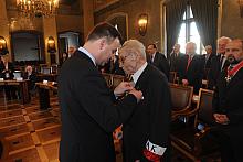 Krzyżem Oficerskim Orderu Odrodzenia Polski odznaczony został Pan Kazimierz Dunikowski. 