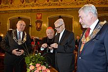 KARDYNAŁ FRANCISZEK MACHARSKI ODZNACZONY SREBRNYM MEDALEM CRACOVIAE MERENTI