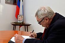 Prezydent Miasta Krakowa Jacek Majchrowski w obecności Konsula Generalnego Rosji w Krakowie Aleksandra Minina wpisał się do księgi kondolencyjnej w związku z tragiczną śmiercią Ambasadora Federacji Rosyjskiej w Turcji Andrieja Karłowa.