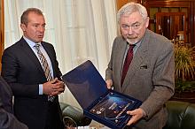 Marek Koźmiński wręczył Prezydentowi Krakowa pamiątkowe podziękowania od UEFA i PZPN za organizację Młodzieżowych Mistrzostw Europy w piłce nożnej UEFA EURO U21 Polska 2017