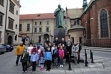 Kwiaty pod pomnikiem Józefa Dietla