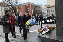 Złożenie kwiatów pod pomnikiem Józefa Dietla