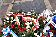 Kwiaty na płycie Tadeusza Kościuszki w rocznicę złożenia w 1794 roku uroczystej przysięgi na krakowskim rynku