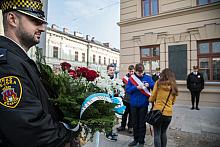 Złożenie kwiatów pod tablicą poświęconą Legionistom Podgórskim