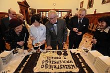 Jubilat z gracją kroił ogromny urodzinowy tort.