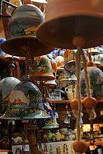 Uruchomienie działalności handlowej w połowie hali Sukiennic od strony ul. św. Jana umożliwi wyprowadzenie kupców, handlujących 