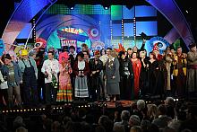 "Crazy, crazy, crazy jest nasz świat!" - żegnali się politycy z publicznością, szczelnie wypełniającą krakowską "