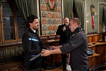 Miecz - symbol wygranej w sportowych zmaganiach - przedstawiciele "Wisły" odebrali z rąk kibiców "Cracovii",