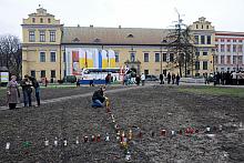 ...układają pieczołowicie pielgrzymi z bliskich i odległych miejsc. 