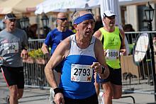 ...przez usiany kawiarnianymi ogródkami Rynek - największy tego typu średniowieczny plac w Europie,...