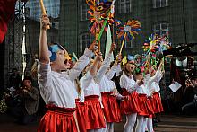 Najmłodsi również w tym świętowaniu mają swój udział.