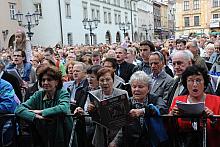 A wszyscy są w to śpiewanie szczerze zaangażowani.