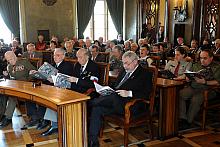 Kazimierz Madej z kabaretu "Loch Camelot" poprowadził wspólne śpiewanie, do którego z pomocą śpiewników - upominków od