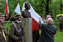 Popiersie Karoliny Lanckorońskiej to 39. pomnik w galerii open air krakowskiego Parku im. dra Henryka Jordana. Odsłonili go uroc