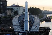 ...jest ustawiana i montowana we właściwym dla jej przeznaczenia kierunku. Teraz zacznie aktywnie pełnić swą funkcję jako kładka