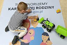 Podpisanie umów z kolejnymi partnerami programu Karta Dużej Rodziny