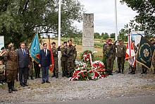 Uroczystości w Michałowicach przy obelisku upamiętniającym obalenie słupów granicznych państw zaborczych