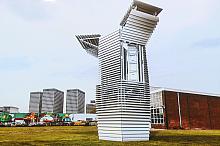 Konferencja prasowa dotycząca montażu unikalnej w skali świata czasowej instalacji związanej z oczyszczaniem powietrza w Krakowie.