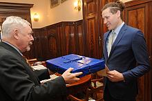 Podziękowanie Prezydenta Miasta Krakowa dla Grzegorza Cyrana, który budząc wszystkich mieszkańców, uratował ich od zaczadzenia i pożaru w bloku przy ul. Komuny Paryskiej