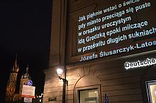 Czytanie wierszy na murze, ul. Bracka